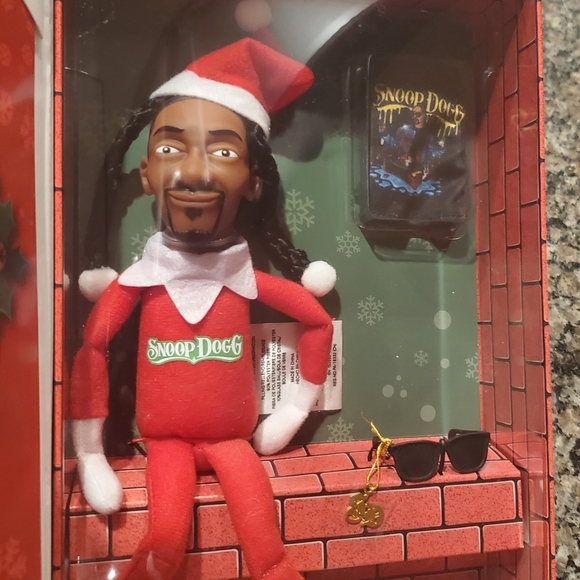*Collectible* Snoop On The Scoop 12" Plush Figurine w/ Accessories (Not a Toy) - Picture 2 of 12